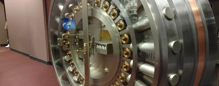 Bank vault door